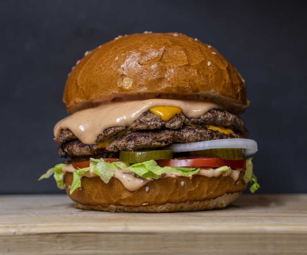 Hamburguesa BBQ Pulled Mix con cerdo desmechado y cheddar